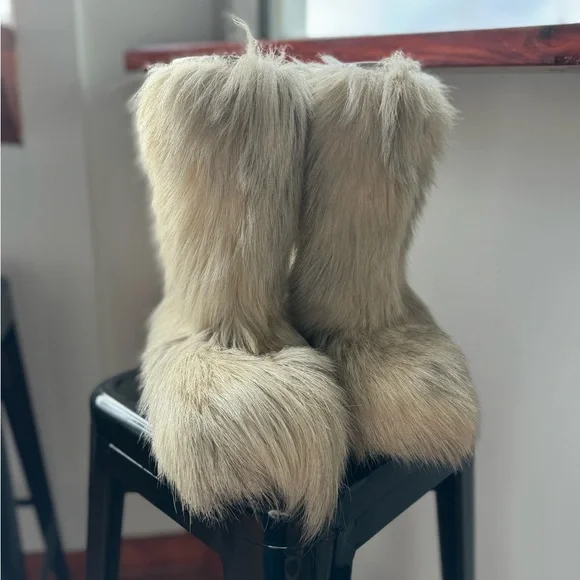 Vintage Modes Power 38 CREAM FUR BOOTS EUC - Picture 2 of 7